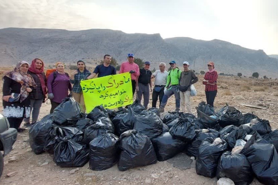 پاکسازی دامنه های کوه دراک و مهارلو توسط گروه دوستداران محیط زیست