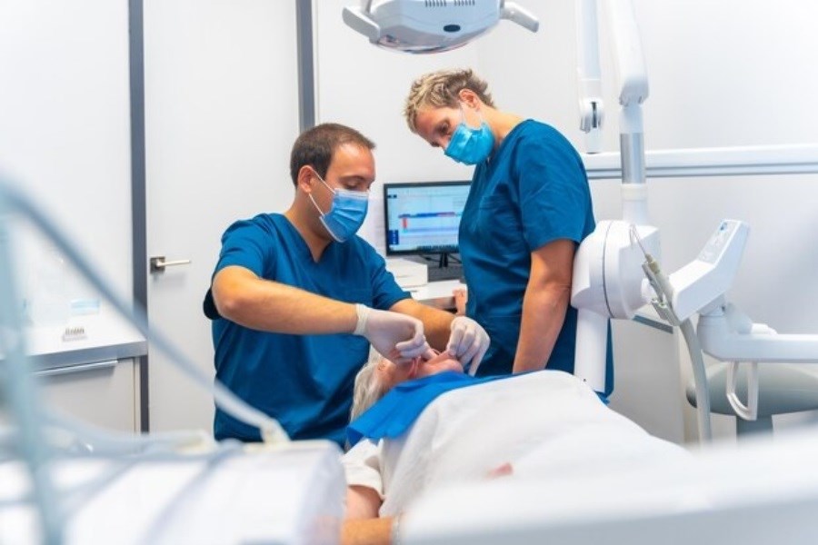 معرفی ۵ تا دندانپزشک منصف در کرج: انتخاب دندانپزشک با قیمت مناسب