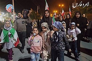 دختر بچه میکروفون‌به‌دست در اجتماع شبانه لامرد؛ همخوانی مردم با شعارهای کودکانه او