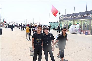 تصویر خدمت رسان موکب آبشار عاطفه‌ها در مسیر اربعین 1404 از پنجره دوربین