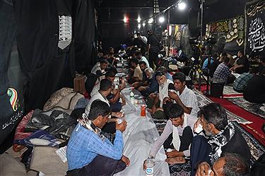 تصویر خدمت رسان موکب آبشار عاطفه‌ها در مسیر اربعین 1404 از پنجره دوربین (16 مردادماه)